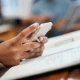 Governo regulamenta lei que restringe uso de celular na escola